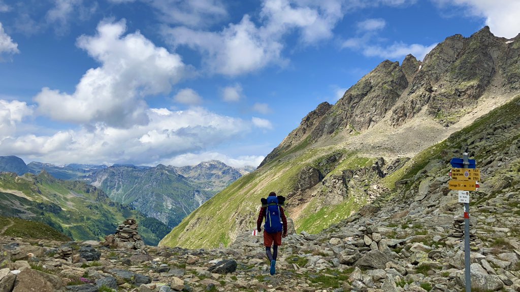 oriolciurana's tweet photo. Stage 48 (R79+R80*): 🇮🇹🇨🇭Chiareggio - Passo del Muretto (2563m) - Lägh da Cavloc (1908m) - Maloja - Lägh dal Lunghin (2490m) - Pass Lunghin (2645m) - Septimerpass (2310m) (23km) #ValleDelMuretto #Oberengadin #ValAvers #ViaAlpina 

Pas d’Equador!! 50% reached!! 💪🏻💪🏻 https://t.co/487vwkGBLG