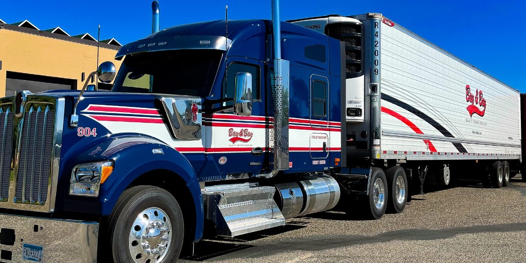 Kicking off July with a patriotic drive! 🇺🇸🚛 Let's celebrate the spirit of independence and the beauty of our great nation. Happy July, truckers!