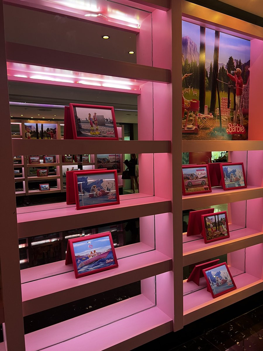 La Cafetería de Barbie en Ciudad de México. 💕

Una cafetería oficial de Barbie ha llegado a la ciudad de México 'It's a Barbie World' se ubica en el primer piso del W México City, campos Elíseos polanco, estará disponible desde el 1 de julio hasta el 6 de agosto, tiene