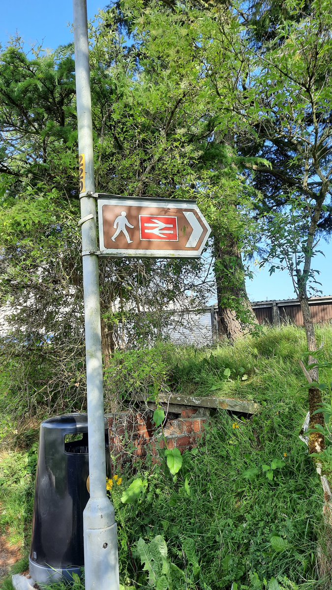 When the station warrants a brown tourist sign! <a href="/_doublearrow/">doublearrow.co.uk</a> <a href="/RoadsignReport1/">Road(&rail)sign Reporter</a> @ShowMeASignBryn