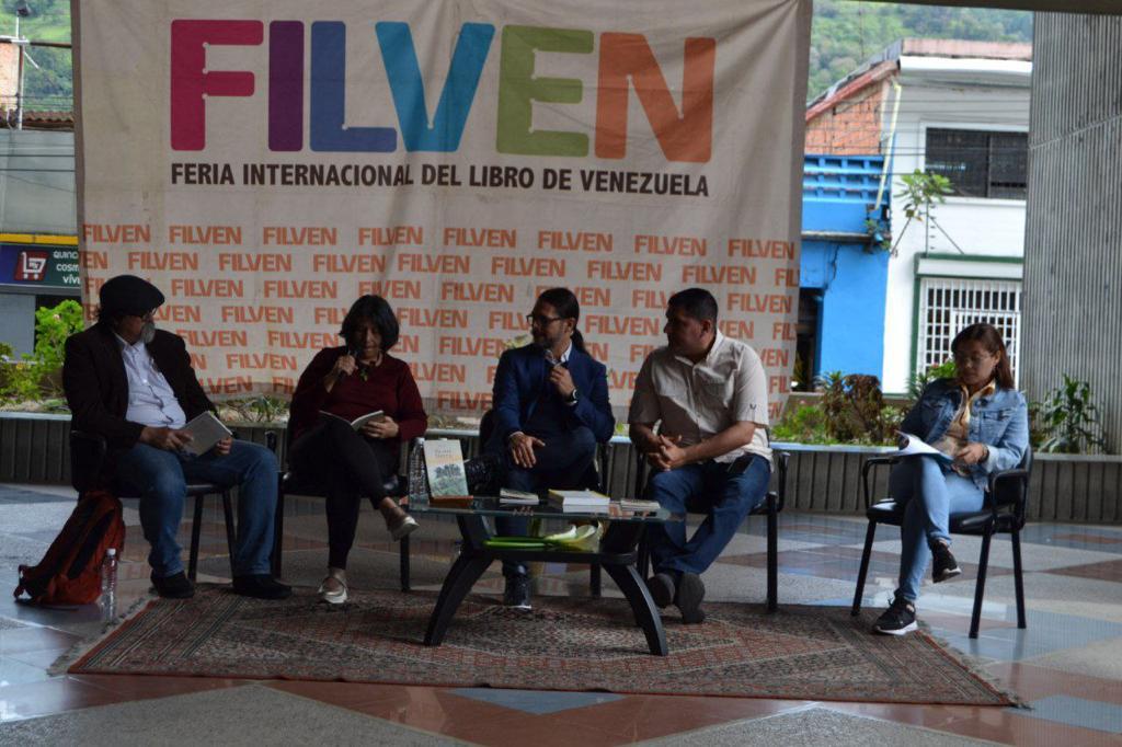 #EnFotos📷| Este #01Jul la poeta y escritora Ana María Oviedo presentó en la FILVEN, Capítulo Mérida, el libro En otra Tierra, del poeta <a href="/luchaalmada/">Alfred Nazaret Ñáñez</a>

#ParlamentarismoDeCalle