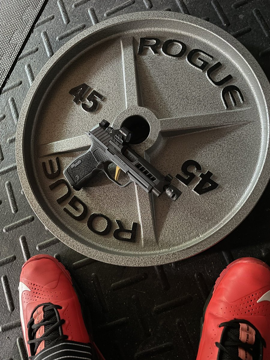 True_Precision_'s tweet image. Saturday mornings are for lifting iron and slinging lead. And sometimes cartoons. 🐰🥕 

#TruePrecision #sigsauer #sigp365 #whatsupdoc