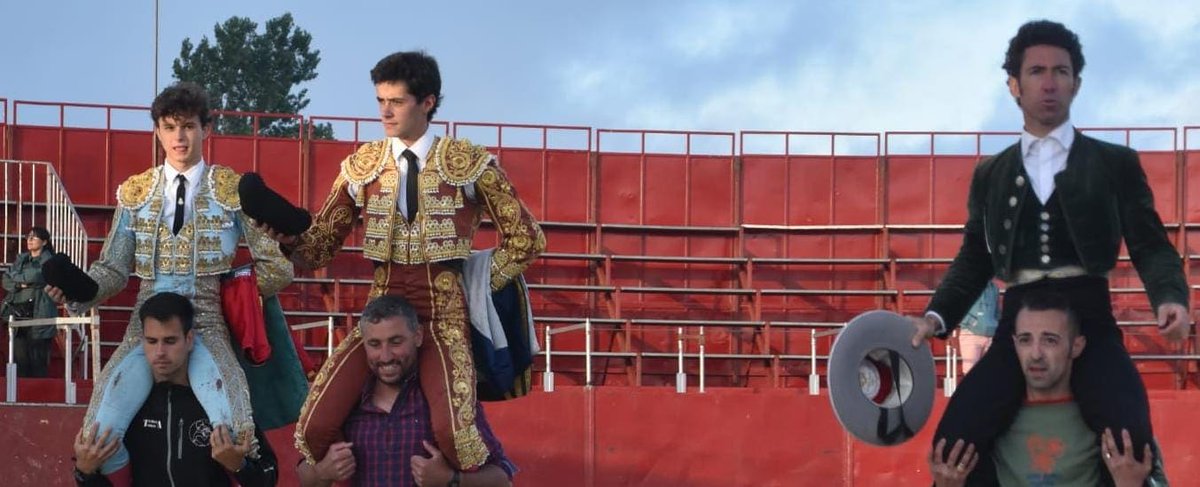 Todos a hombros en Requejo
infotauro.com/todos-a-hombro…