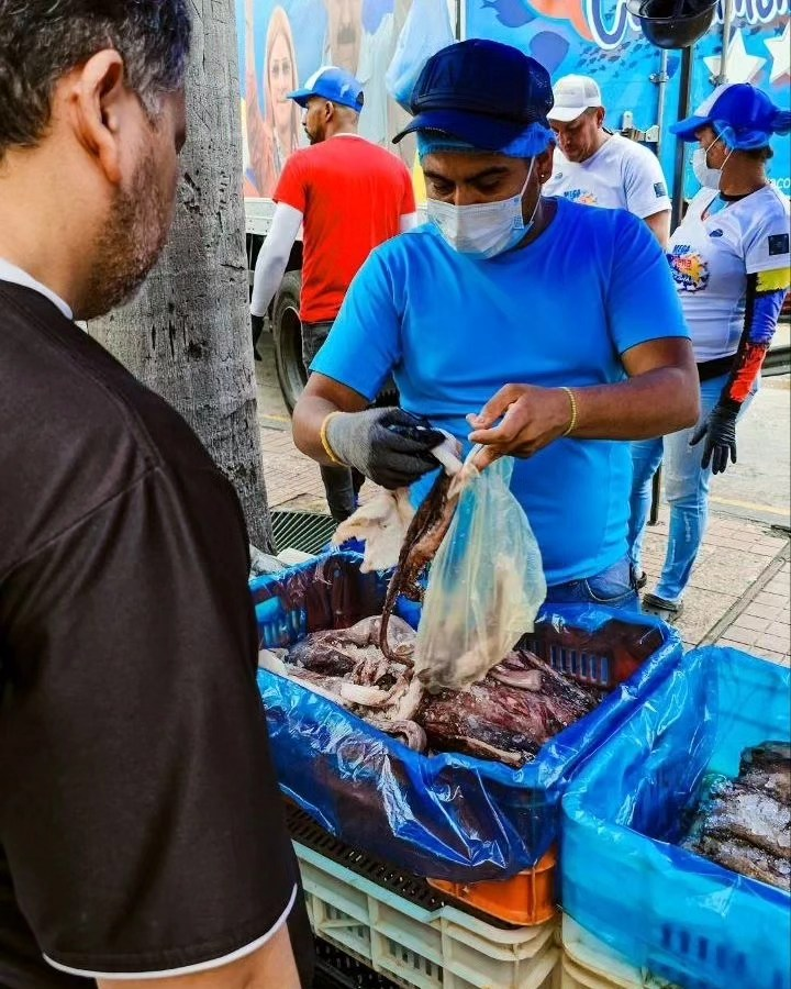 #ParlamentarismoDeCalle
<a href="/delcyrodriguezv/">Delcy Rodríguez</a>:  En la avenida Bolívar,  se realiza la décima edición de la Gran Feria del Cardumen, para el provecho de nuestro pueblo ¡Proteína del mar a precios solidarios!
Como también podrán contar con las Ferias de las Sardinas, además 
<a href="/4Freddy23/">✪✪Freddy☭</a>