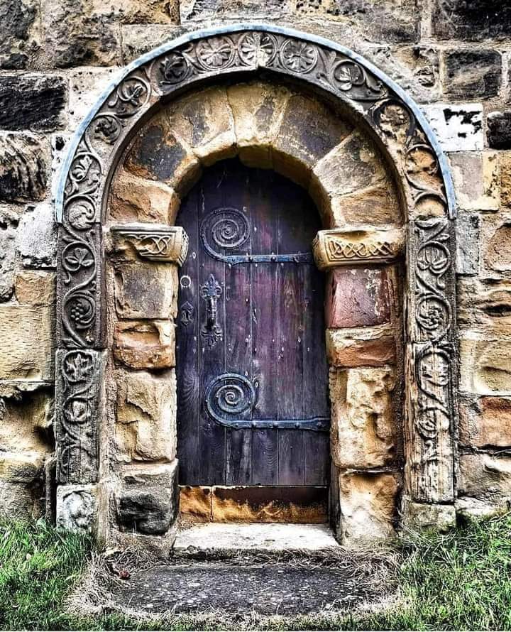 Porte de l'église de West ,du 8 ieme siècle, Comté du Yorkshire, Angleterre....