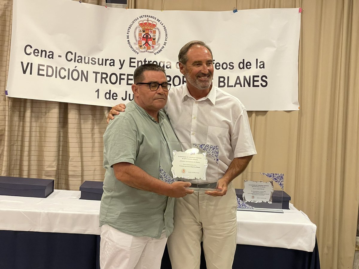 PMDAlmeria's tweet photo. ⚽️ La Asociación de #FútbolVeterano reconoce el apoyo del @aytoalm en el Torneo Deportes Blanes, con 54 equipos.

👍 Recoge la placa Antonio Casimiro, concejal de Ciudad Activa, Movilidad y Deporte.

#almeriaesdeporte @Mar_del_MarVaz https://t.co/bkKl4pVcNB