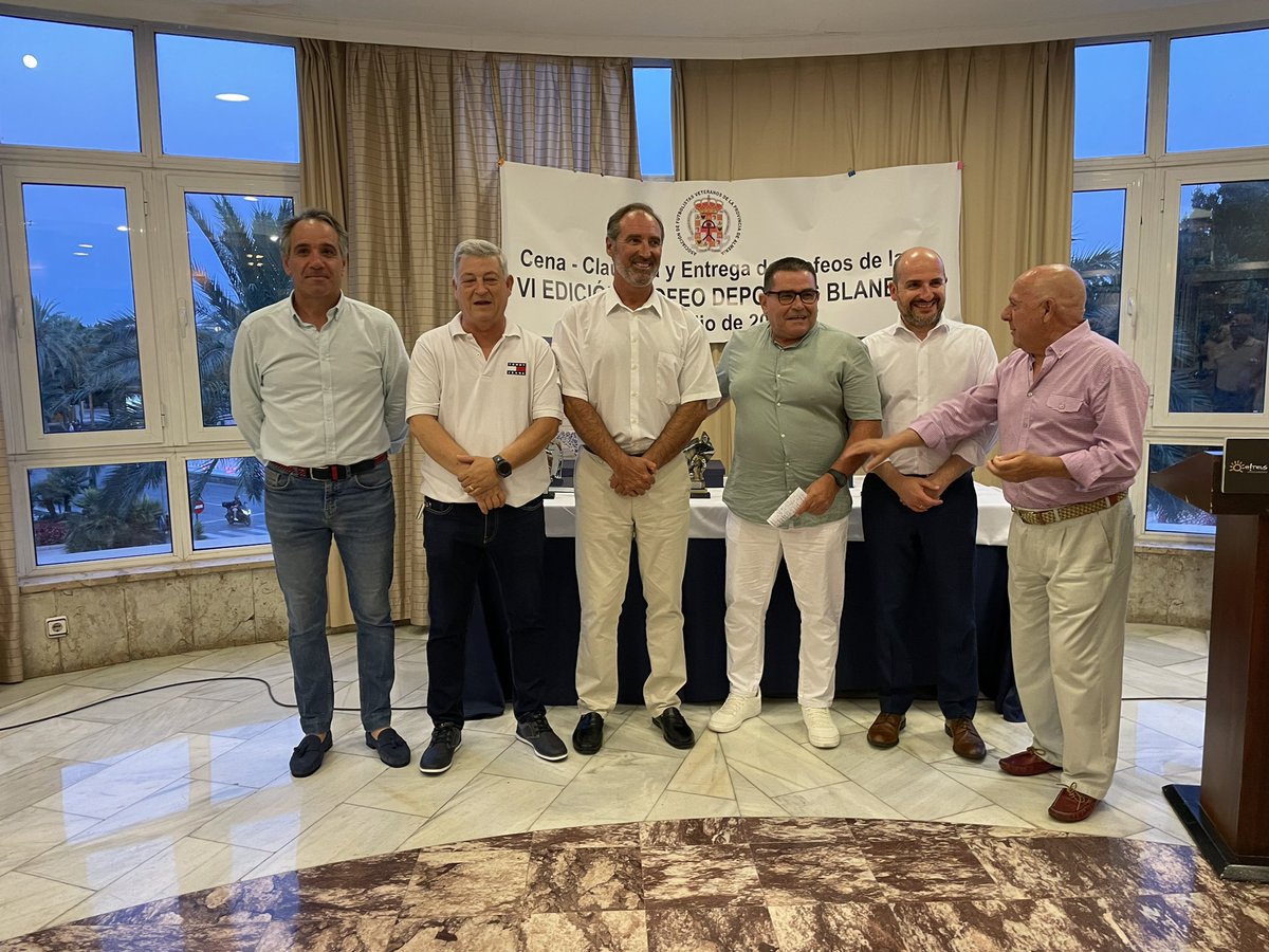 ⚽️ La Asociación de #FútbolVeterano reconoce el apoyo del <a href="/aytoalm/">Ayuntamiento de Almería</a> en el Torneo Deportes Blanes, con 54 equipos.

👍 Recoge la placa Antonio Casimiro, concejal de Ciudad Activa, Movilidad y Deporte.

#almeriaesdeporte <a href="/Mar_del_MarVaz/">María del Mar Vázquez</a>