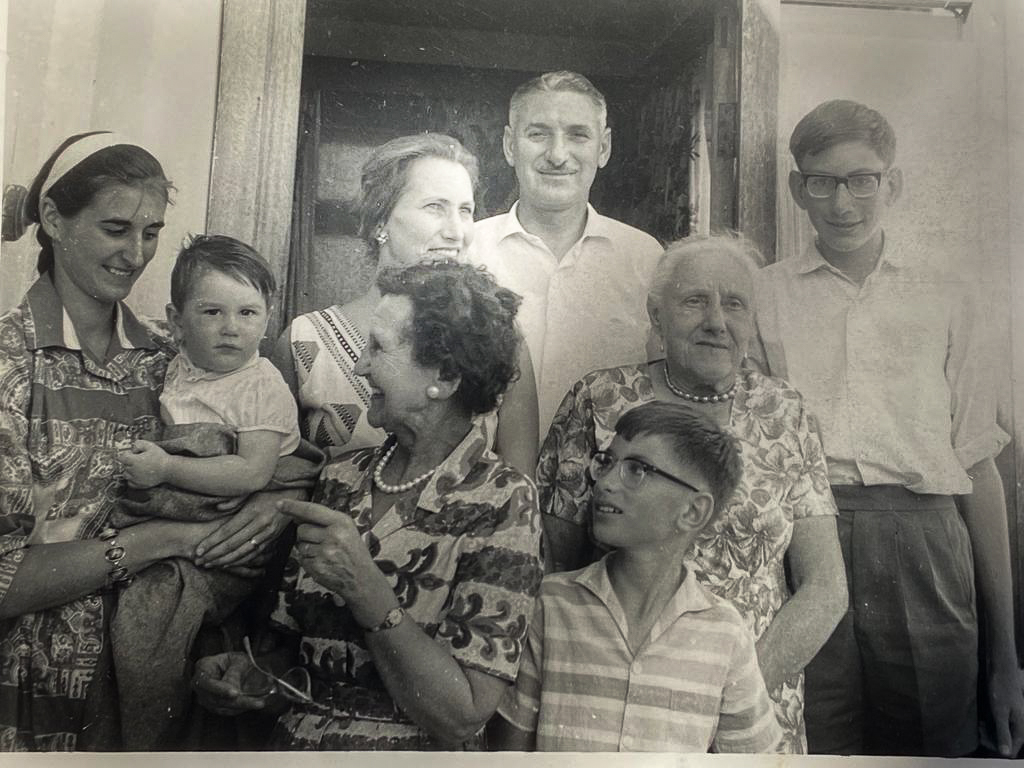 My grandmom would have turned 100 yesterday.

What an immense amount of time has passed since 30 June 1923.

This picture was taken in the early 1960s - she is pictured centre top and my dad is standing at the bottom right.

She was a remarkable lady 🧵