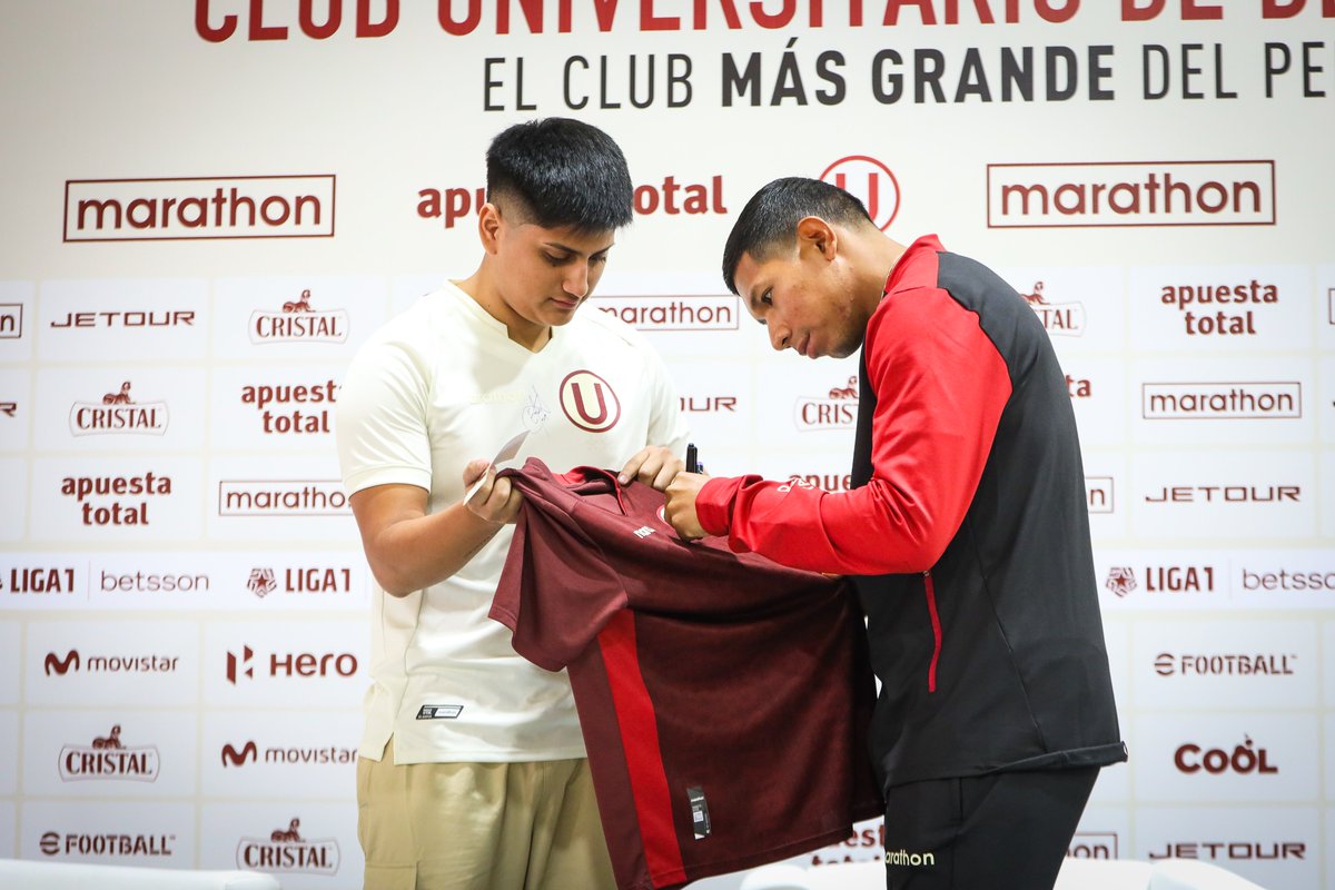 Universitario's tweet photo. 𝙀𝙡 𝙧𝙚𝙚𝙣𝙘Ⓤ𝙚𝙣𝙩𝙧𝙤 𝙚𝙨𝙥𝙚𝙧𝙖𝙙𝙤 🫶
Edison Flores participó de un emotivo meet and greet junto a la hinchada crema en el Estadio Monumental U Marathon🏟️
#YDaleEdison
#ConLaUHastaElFinal https://t.co/gHkWvaF77B