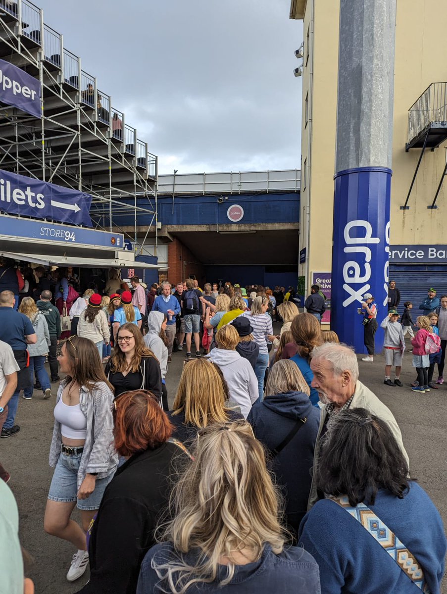andycowley_'s tweet photo. Way to go @Edgbaston, host a women's cricket match and still only have two women's toilets available. Bravo 👏 https://t.co/GpS6T8Q4up
