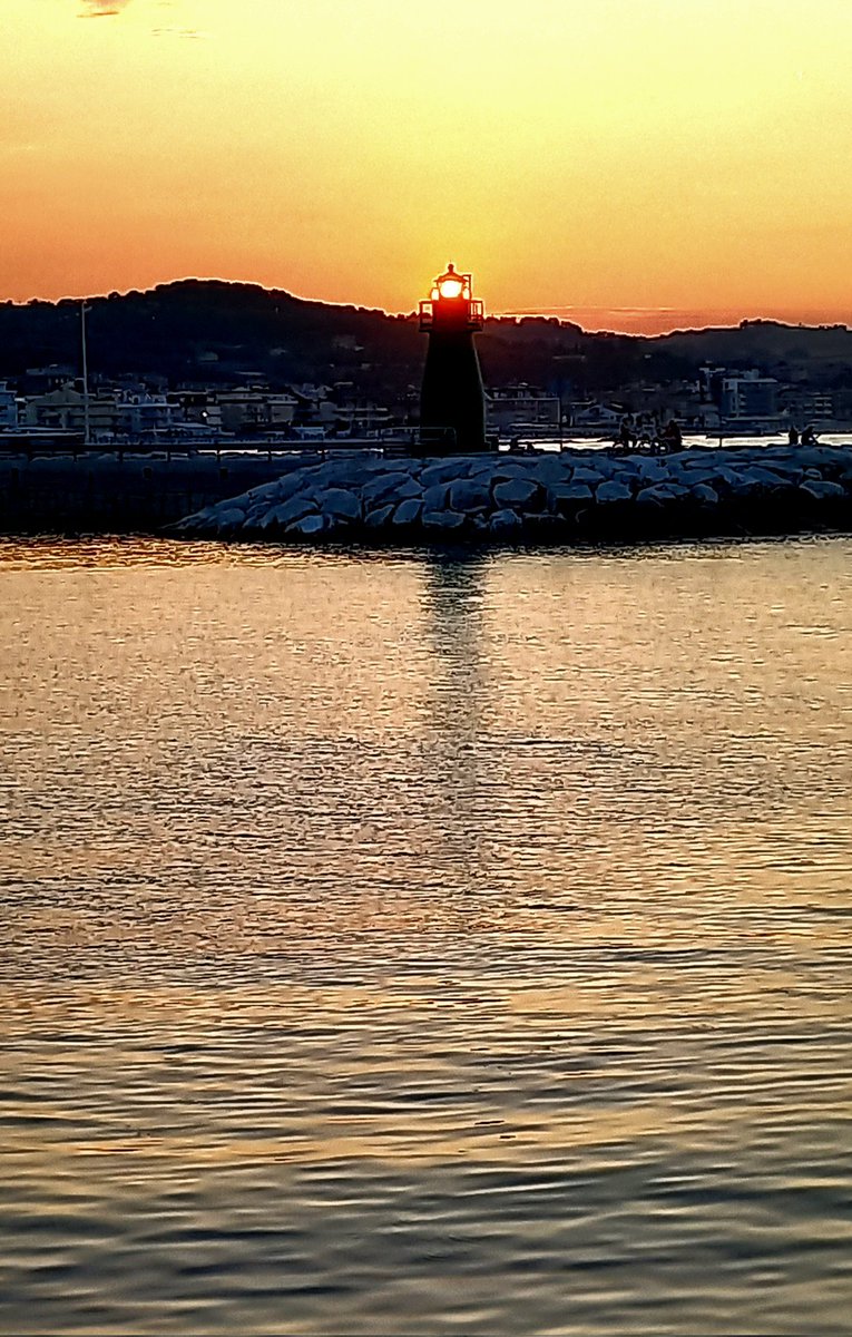 Sole nel faro al tramonto dal porto di Civitanova Marche. #CivitanovaMarche 
#Sole #Vacanza #Faro #lighthouse #sunset #holiday #porto #tramonto #CN76Universe