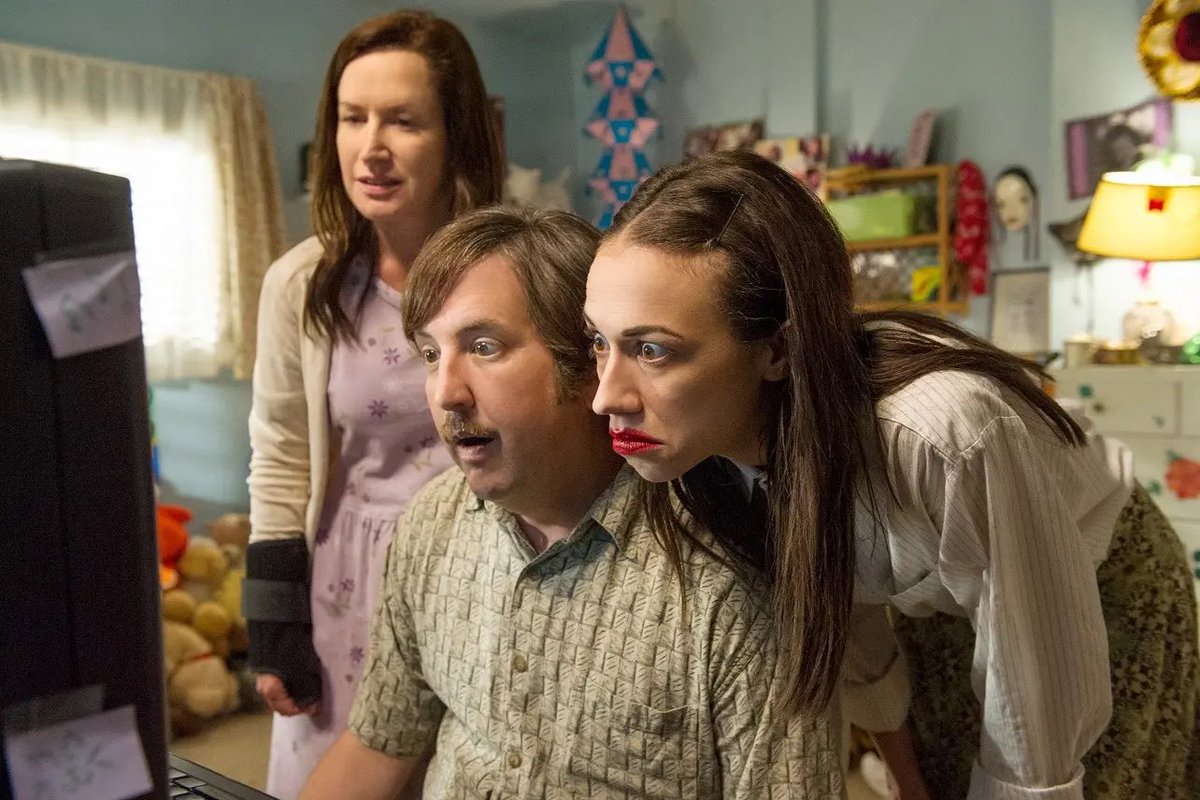 Colleen Ballinger reportedly insisted on her Netflix series, ‘Haters Back Off!’ having limited background actors of color on set because it would be “distracting” for a show set in Washington. 🔗: apologizetome.com/p/on-cancel-cu…