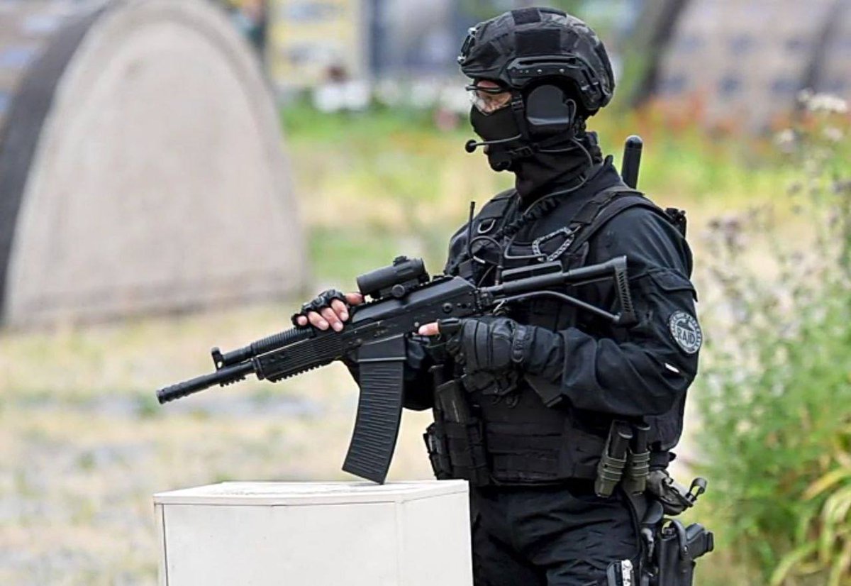 🇨🇵🇷🇺 The Vepr-12 Hammer carbine produced by the Russian company VPO in the hands of a soldier of the RAID special unit of the French police in the area of mass riots.

Is Russia supplying France firearms?👀