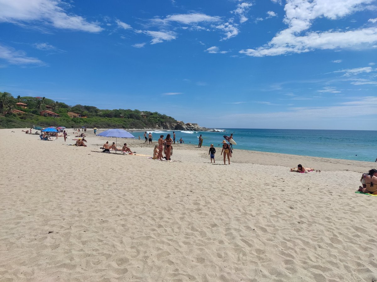 puertoescondido's tweet image. La Punta de Zicatela July 1 2023 @ 2pm. Many people enjoying the sun and surf.