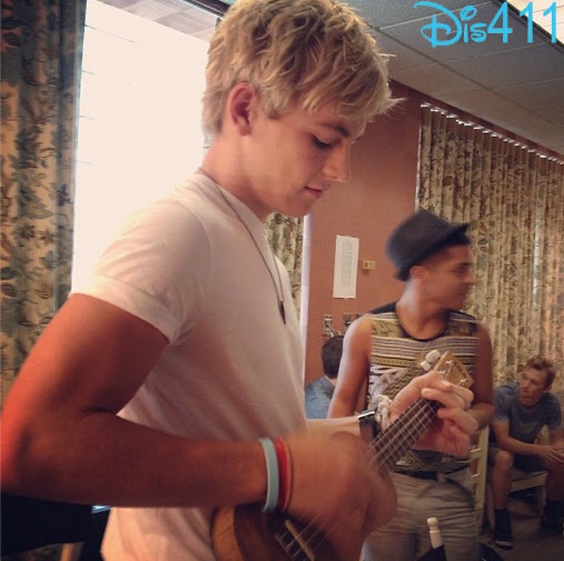 RT @samcantdrive: ross lynch rehearsing for his apology video https://t.co/GyUkoi8y4d