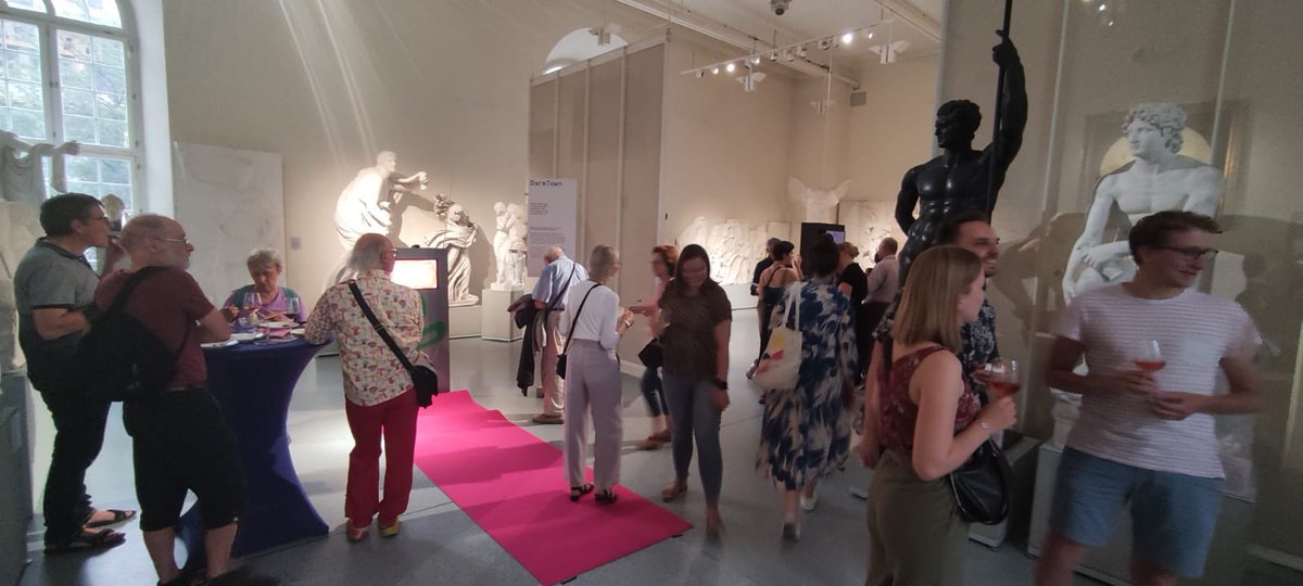 DavinaHoell's tweet image. Am Donnerstag haben wir die letzte unserer 3 #MicroPop Vernissagen gefeiert! Es war ein wunderbarer Abend @museum_uni_tue und ein toller Abschluss einer spannenden Reise in die Welten von Wissenschaft, Design und Mikroleben!