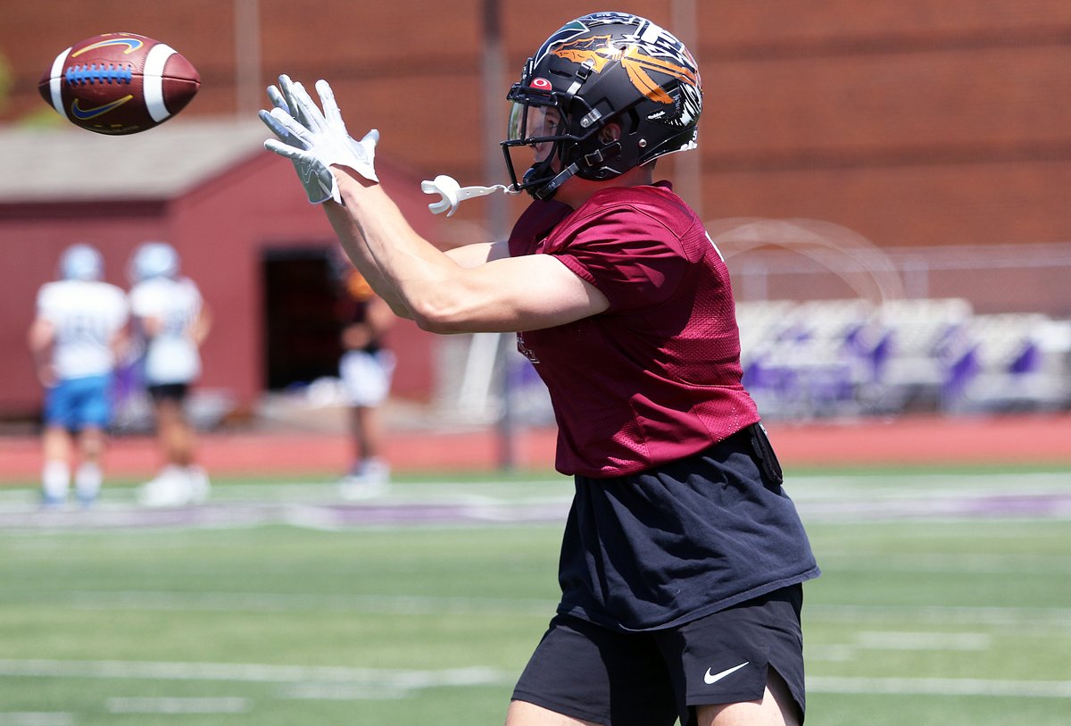 Tualatin's Dylan Munley, who was a havoc-causing linebacker for the Wolves this fall, will be looking to step up at receiver for Team Columbia in tonight's Les Schwab Bowl. Read about the future Linfield Wildcat, on the <a href="/SBLiveOR/">Oregon High School On SI</a> site, here: bit.ly/3rhPIS0
#opreps