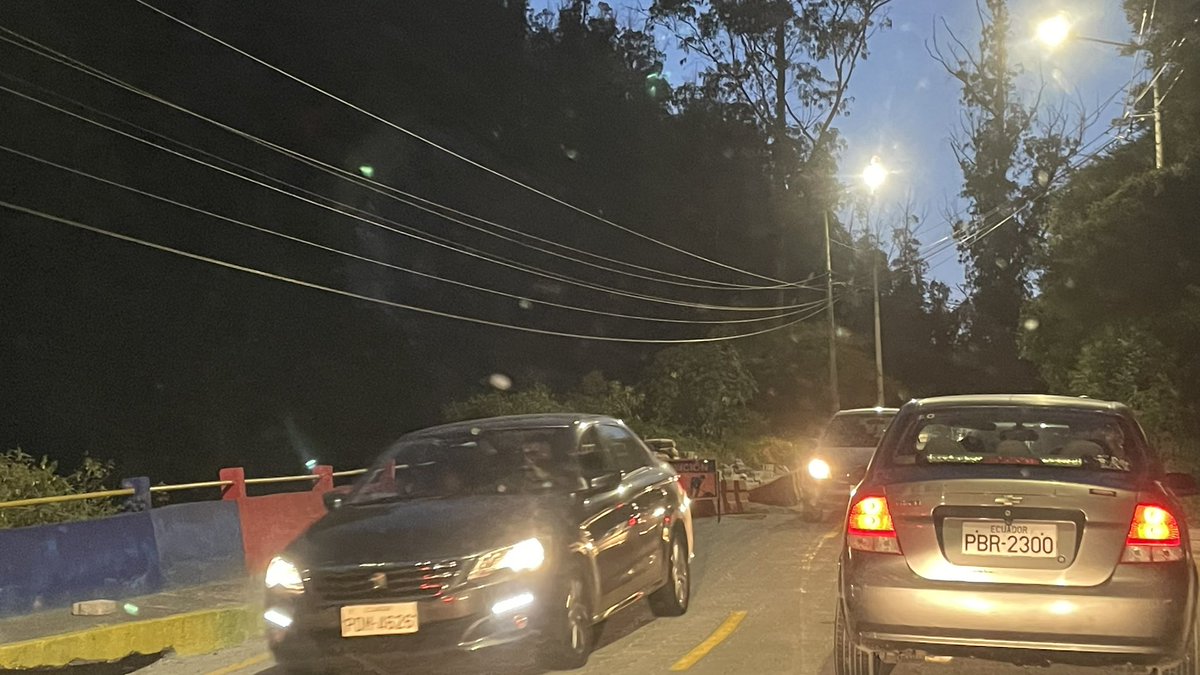 bryanekj's tweet photo. 1 solo carril en la av Conquistadores y no hay 1 solo agente de tránsito? Toma 40 min desde la Simon Bolivar... @AMT_Quito @pabelml  por qué tanto abandono? https://t.co/Lk04I9gasC