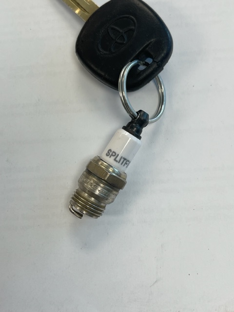 Norix_Simpson's tweet image. SplitFireというプラグが有ったのをご存じですか？　Norixも1990年代SplitFireの代理店になり、プロモ用キーホルダーを大量に貰いました。残念な事に誇大広告容疑で多額の罰金を支払い広告の効果が無い事がバレ、2015年事実上倒産しました。＃スパークプラグ