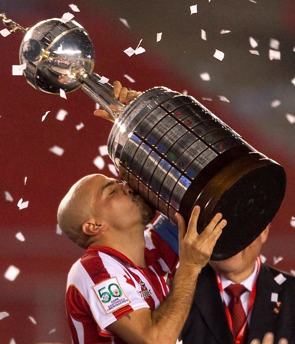 MaxoRandrup's tweet photo. La historia de #Verón en #Estudiantes –desde su regreso hace 17 años–, para @zonamixta_uy de Uruguay. 

El impacto de un hombre que transformó a #EDLP deportiva e institucionalmente, con testimonios exclusivos de Juan Sebastián y otros protagonistas.

https://t.co/IJaSJNiFg8 https://t.co/JX8i97QdgM