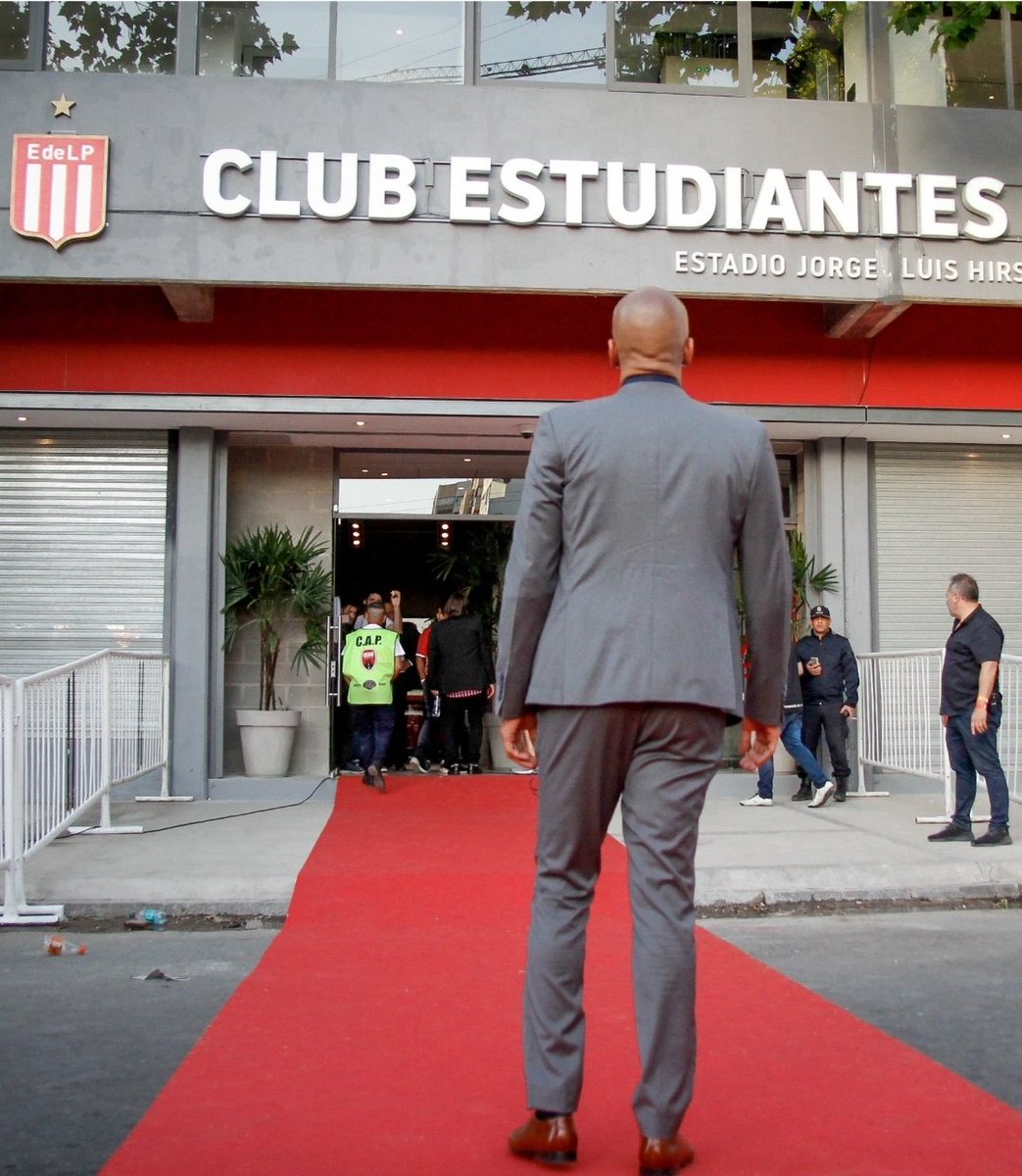 MaxoRandrup's tweet photo. La historia de #Verón en #Estudiantes –desde su regreso hace 17 años–, para @zonamixta_uy de Uruguay. 

El impacto de un hombre que transformó a #EDLP deportiva e institucionalmente, con testimonios exclusivos de Juan Sebastián y otros protagonistas.

https://t.co/IJaSJNiFg8 https://t.co/JX8i97QdgM
