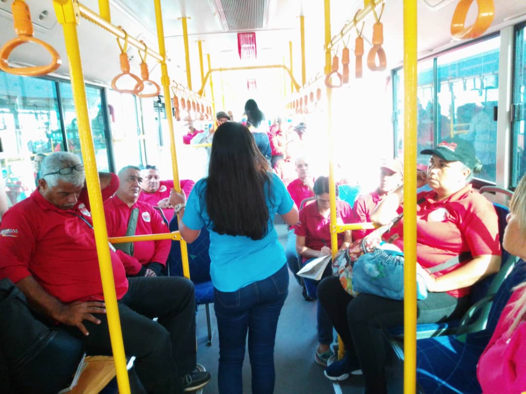 viceedutrabajo2's tweet photo. ¡En el cara a cara con los trabajadores!

Desde @BusMargaritaVE se llevó a cabo la inducción del paso a paso para la acreditación y certificación de saberes por experiencia, en la formación especializada, instruida por el Pdte Obrero @NicolasMaduro.

#EmpoderarElPoderPopular https://t.co/kcWDxA1GvV