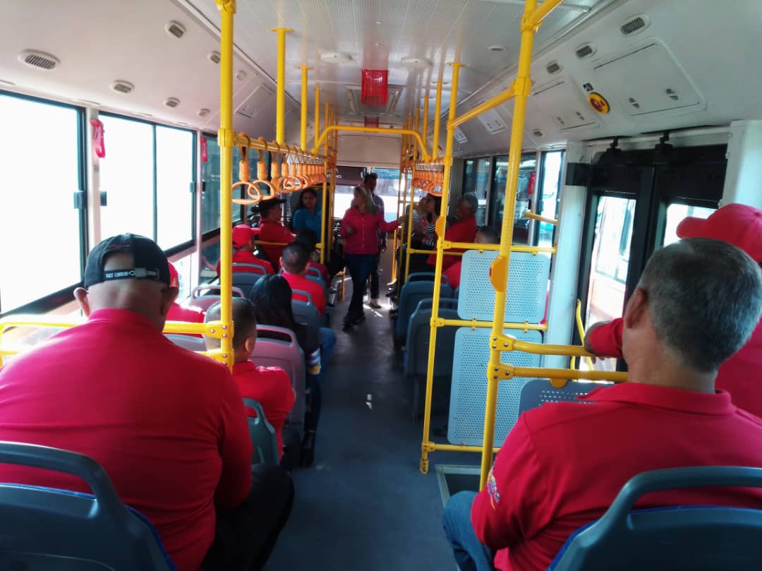 viceedutrabajo2's tweet photo. ¡En el cara a cara con los trabajadores!

Desde @BusMargaritaVE se llevó a cabo la inducción del paso a paso para la acreditación y certificación de saberes por experiencia, en la formación especializada, instruida por el Pdte Obrero @NicolasMaduro.

#EmpoderarElPoderPopular https://t.co/kcWDxA1GvV