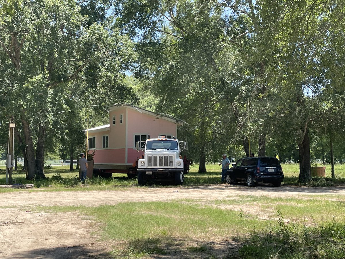 KPHS_arch_eng's tweet image. Placed! Thank you to The Sipe Brothers for the seamless removal and placement of our KP Tiny Home. #servicetoothers @OpFINALLYHOME @HumbleISD_KPHS @jokoch09 @HumbleISD @HumbleISD_CTE @ElizabethFagen @BornToBuild