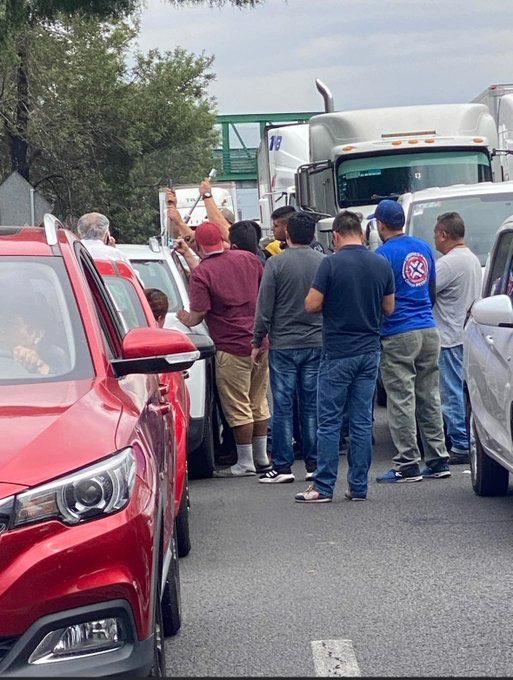 Adela_Micha's tweet photo. 🔴 Murió un hombre –se especula de un infarto– a bordo de su camioneta, pues se encontraba atorada en el bloqueo de la Autopista México-Querétaro. https://t.co/5hdOTecesd