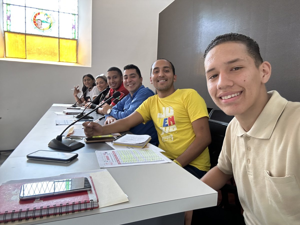 oliverGuzman_A's tweet photo. PrOmo Fets capitulo Caracas instalamos todo el comité organizador que llevará acabo las mejores celebraciones para nuestros bachilleres que está Graduando. Gracias a el presidente @NicolasMaduro
@MervinMaldonad0
#EmpoderarAlPoderPopular https://t.co/7yhILEkrUT