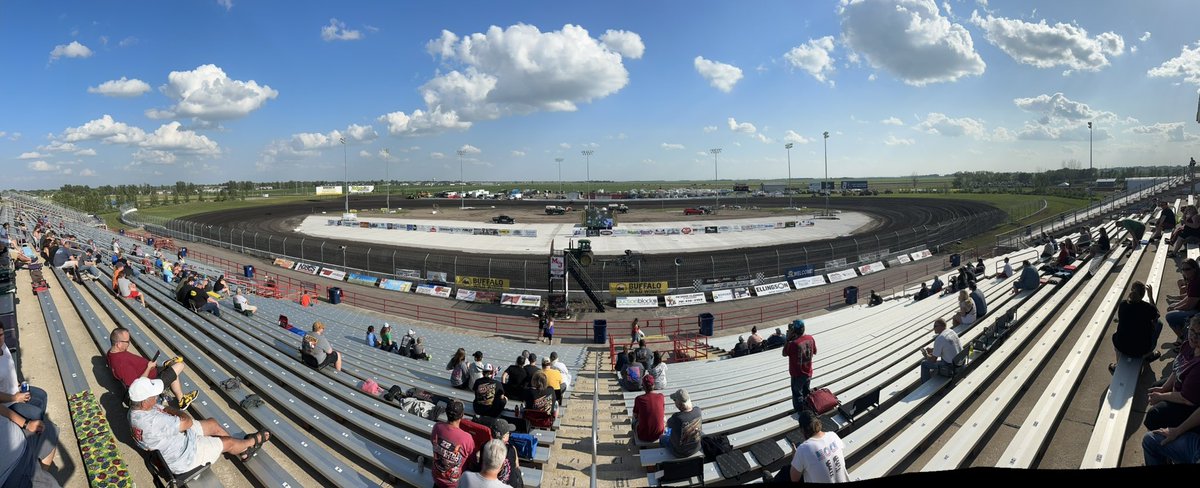 Fans beginning to file in at @RRVSpeedway in West Fargo, ND, for tonight’s @WoOLateModels show!