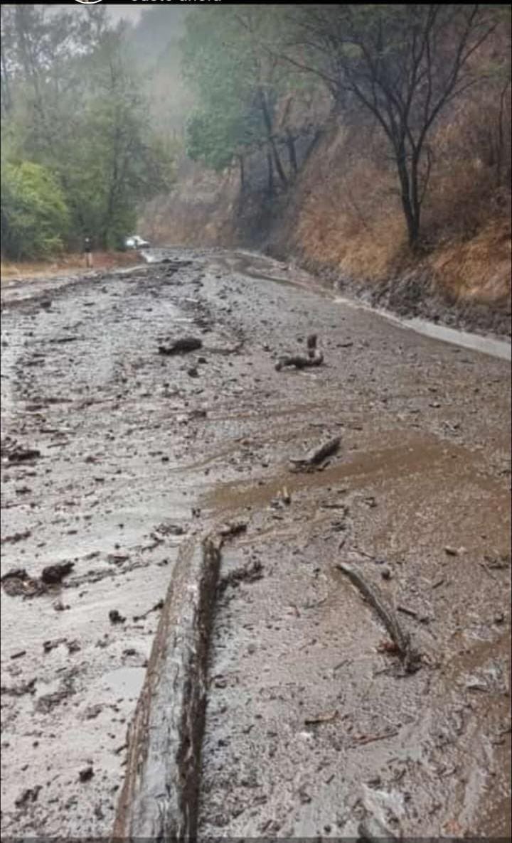 ⚠️Precaución | Se reportan deslaves de cerros en la carretera Ciudad Guzmán-SanGabriel en el tramo de Los García. Usuarios de redes sociales de la zona informan que no hay paso 🚫
