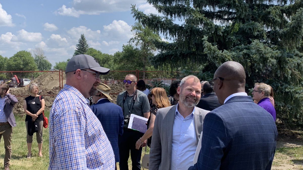 Le président de l'ACF, Denis Simard a présenté les félicitations et remerciements de la communauté fransaskoise, lors de la cérémonie de la première pelletée de terre pour la nouvelle école élémentaire fransaskoise qui sera construite à Regina.