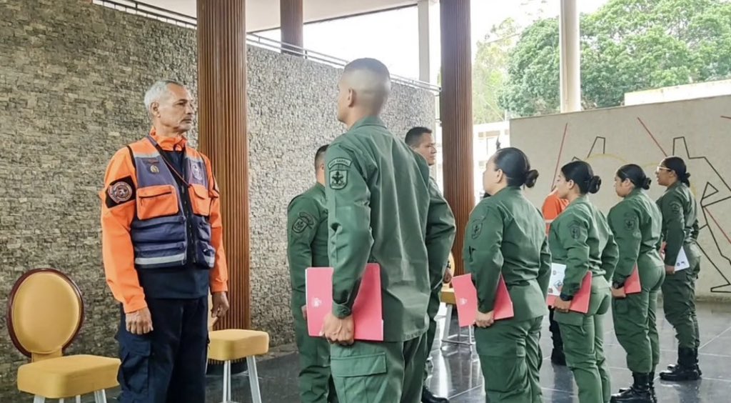 EEOIUMBVoficial's tweet photo. #Entérate | El Director de la #EEOI, G/B Luis Tapia Sandoval, presidió acto de Entrega de
Certificados a los Asp. a Ofic. del @cefoagnb, por su participación en el Curso de Primeros Respondedores Ante Emergencias y Desastres, impartido por #ProteccionCivil #Cefoa #29Junio https://t.co/YhRIg0x9fl
