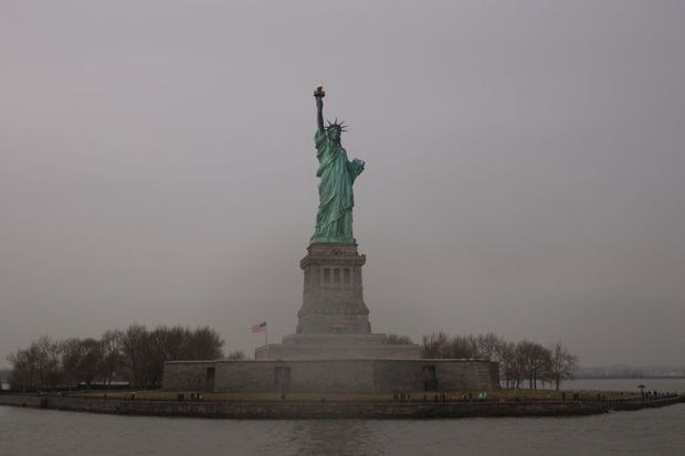 Yoğun duman New York gökyüzünü kapladı.  Bunun nedeni Kanada'daki orman yangınlarıdır.

 New York'ta hava kalitesi, kirlilik nedeniyle şimdiden tehlikeli seviyelere düştü.Şehir hava kalitesi derecelendirmede ikinci sırayı aldı ve liderliği  Hindistan'ın Delhi kentine kaptırdı.