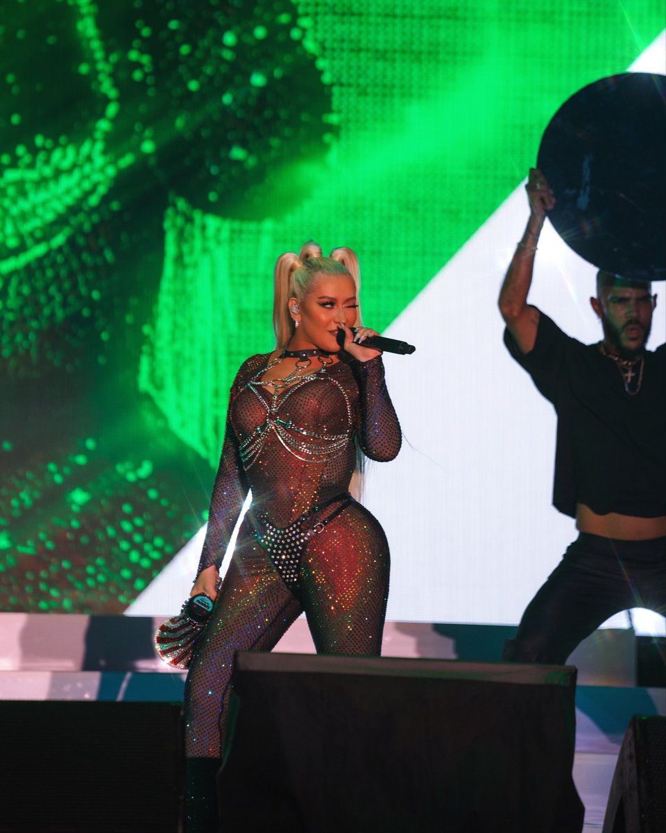 Christina Aguilera on Twitter: "Love you New York 🍎🌈💋"