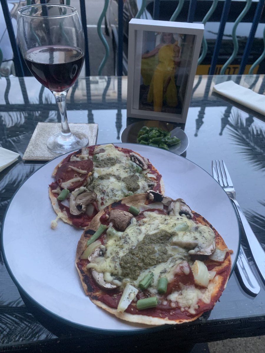WhoDoYouLoveNow's tweet image. @DanniiMinogue #friends #homemadepizza Kirstyn bought me #Dannii photo for my birthday 🥳 🎊🥳🎉🍷🥂 xxx