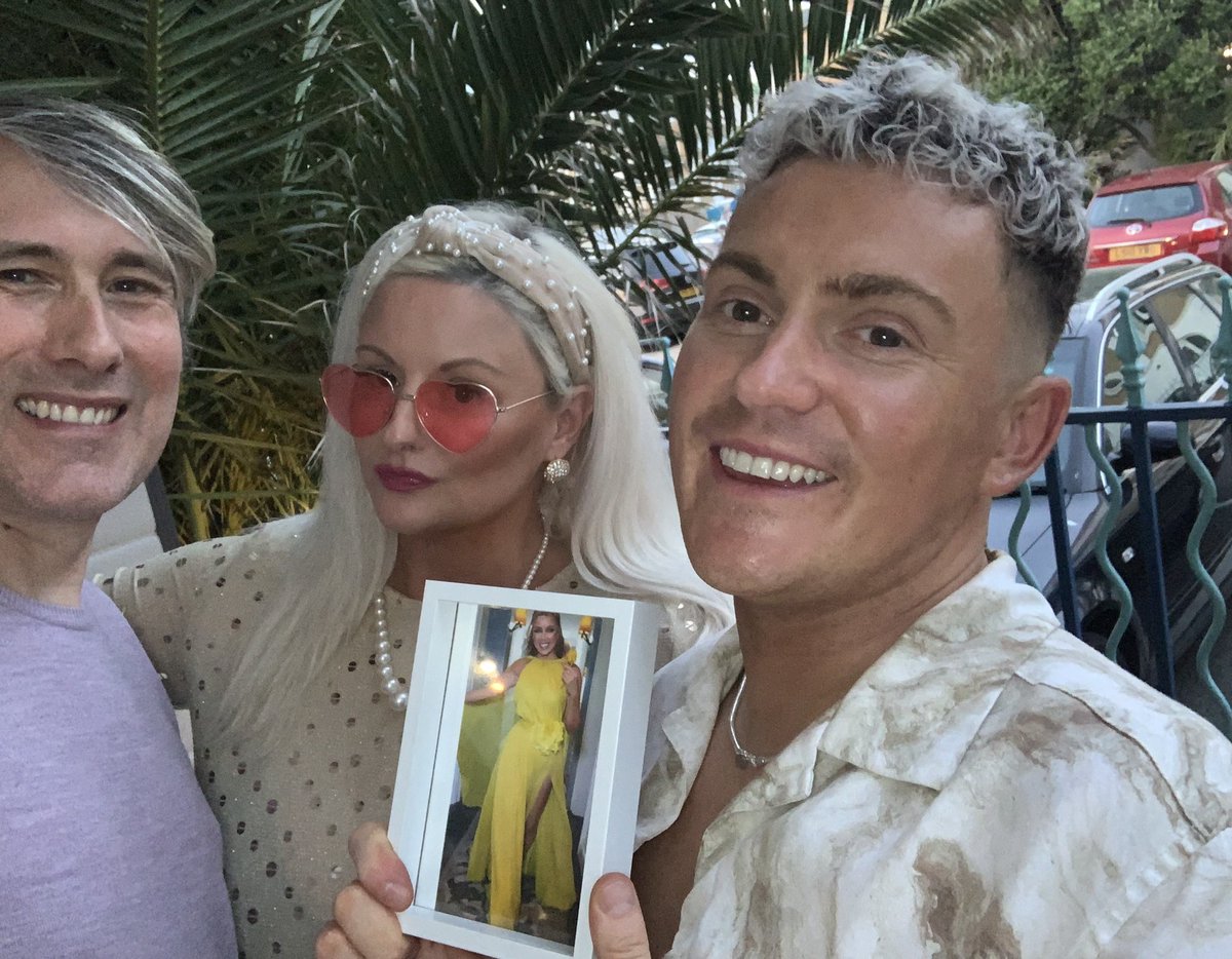 WhoDoYouLoveNow's tweet image. @DanniiMinogue #friends #homemadepizza Kirstyn bought me #Dannii photo for my birthday 🥳 🎊🥳🎉🍷🥂 xxx