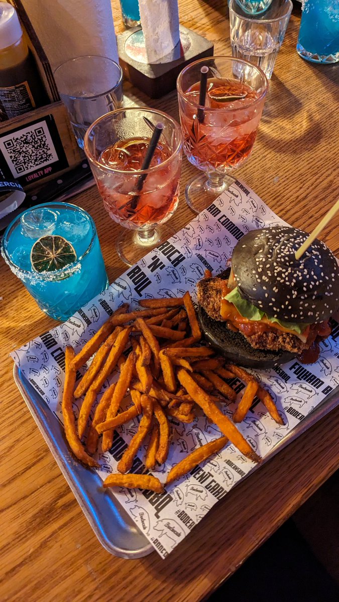 ✨ Marignetic✨ (@marignetic) on Twitter photo Spent today trying to touch Clive's sword at The Tower of London but got distracted by the <a href="/BodeansBBQ/">Bodean's BBQ</a> Eikonic burger and the Shiva and Phoenix cocktails. 😳
#FF16 Spent today trying to touch Clive's sword at The Tower of London but got distracted by the <a href="/BodeansBBQ/">Bodean's BBQ</a> Eikonic burger and the Shiva and Phoenix cocktails. 😳
#FF16