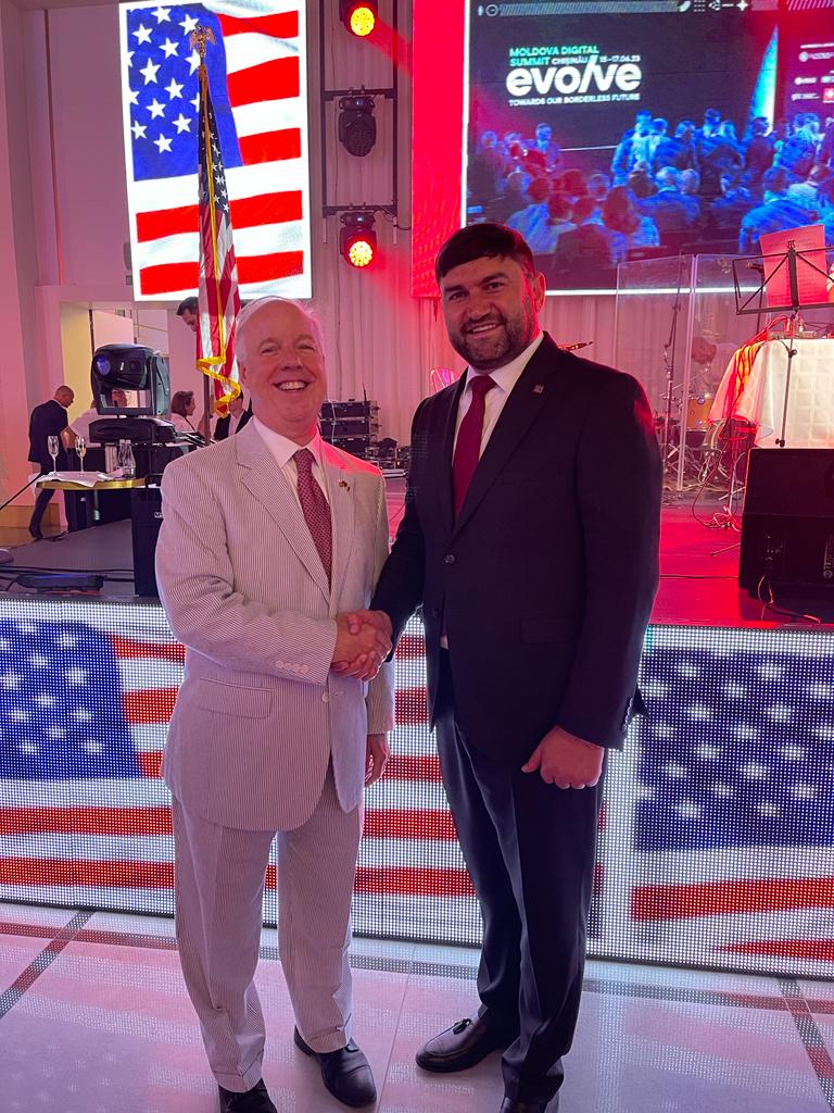 PSDEMoldova's tweet photo. La invitația Ambasadorului Kent D. Logsdon, președintele PSDE. Ion Sula, a participat la recepția oferită de Ambasada SUA la Chișinău, cu ocazia celei de-a 247-a aniversare a Zilei Independenței! Felicitări și mulțumim pentru susținere  statului și poporului american!
🇱🇷 https://t.co/63cijZs0Cp