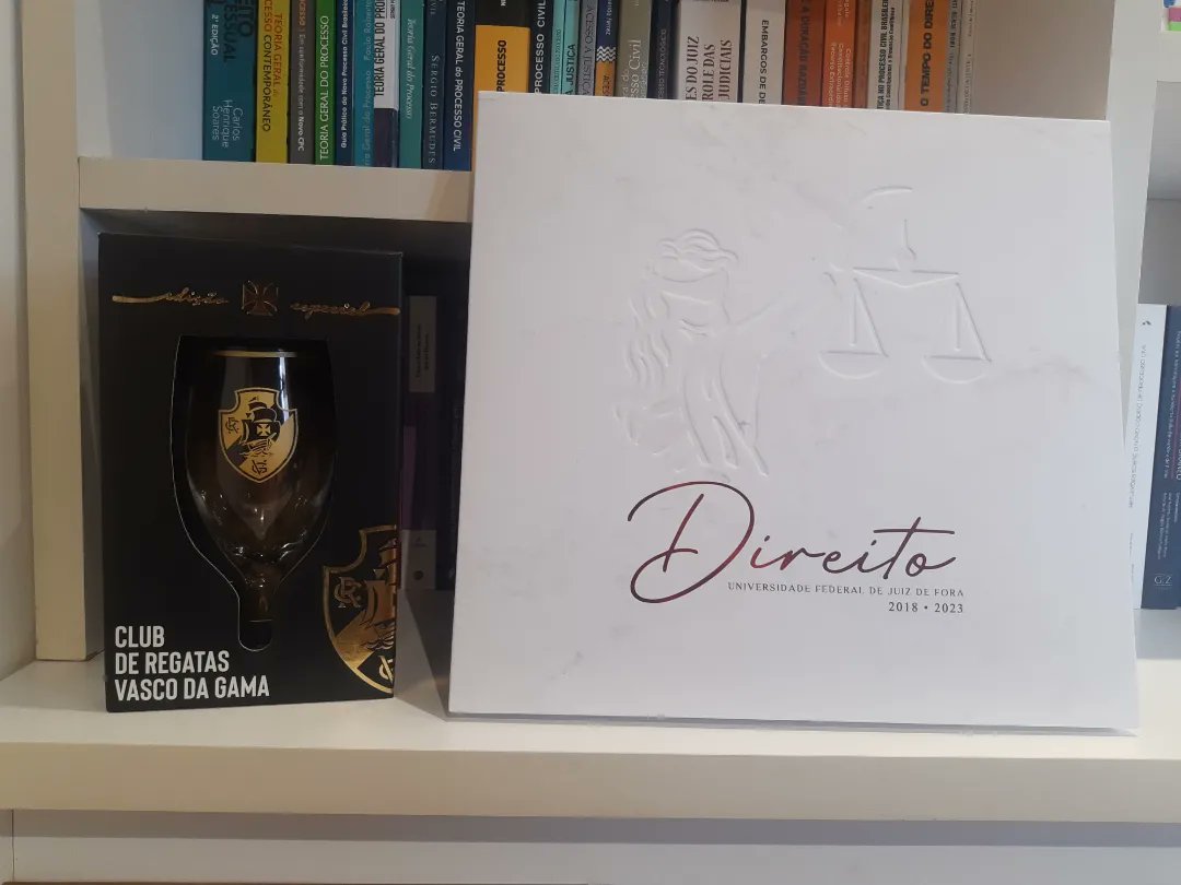 marciocfaria's tweet image. Feliz demais por ter sido escolhido como Paraninfo dos formandos da #FACDIR @UFJF_ , ainda mais ao som do hino do @VascodaGama , com direito a presente também cruzmaltino! 💢

Muito obrigado, meus caros! 

Que comecem as festividades! 

#direitoufjf