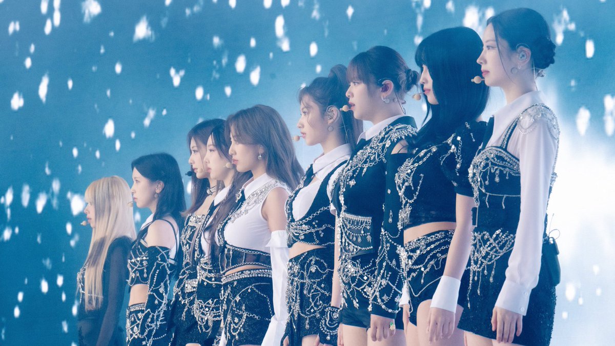 imyeonnz's tweet photo. twice giving their 101% energy for their ready to be concerts that antis don’t wanna see 

— a thread https://t.co/IRFN7LBxaM