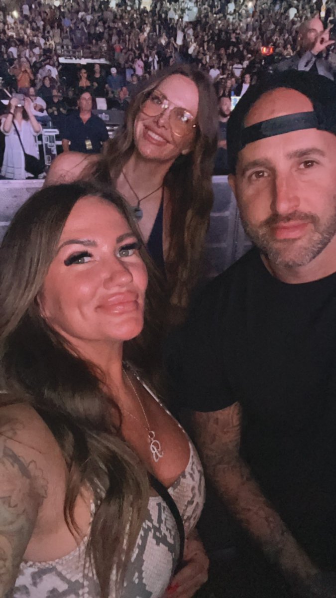 MSRISHAD's tweet image. WOW @Nickelback What an amazing show last night! You really outdid yourselves. Such a fun night with my sister. Still telling the story about Chad being my moving man in 1996! Lol ❤