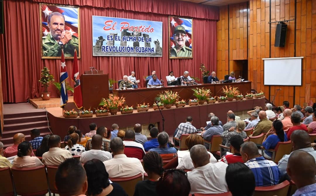 #AHORA/ Inicia reunión de conclusiones de la #VisitaGubernamental a #Guantánamo, encabezada por el Presidente <a href="/DiazCanelB/">Miguel Díaz-Canel Bermúdez</a> y el Primer Ministro <a href="/MMarreroCruz/">Manuel Marrero Cruz</a> .

Presentes también varios viceprimeros ministros, titulares de diferentes carteras y autoridades provinciales.