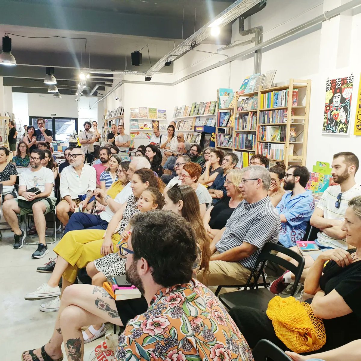 Bangaranglibros's tweet image. Qué maravilla de tarde hemos pasado escuchando a @BobPopVeTV en la presentación de su último libro "Días simétricos" junto a @mariolacubells . Gracias a todxs lxs que os habéis acercado, y a Bob y Mariola por su generosidad en una conversación tan honesta y divertida. ❤