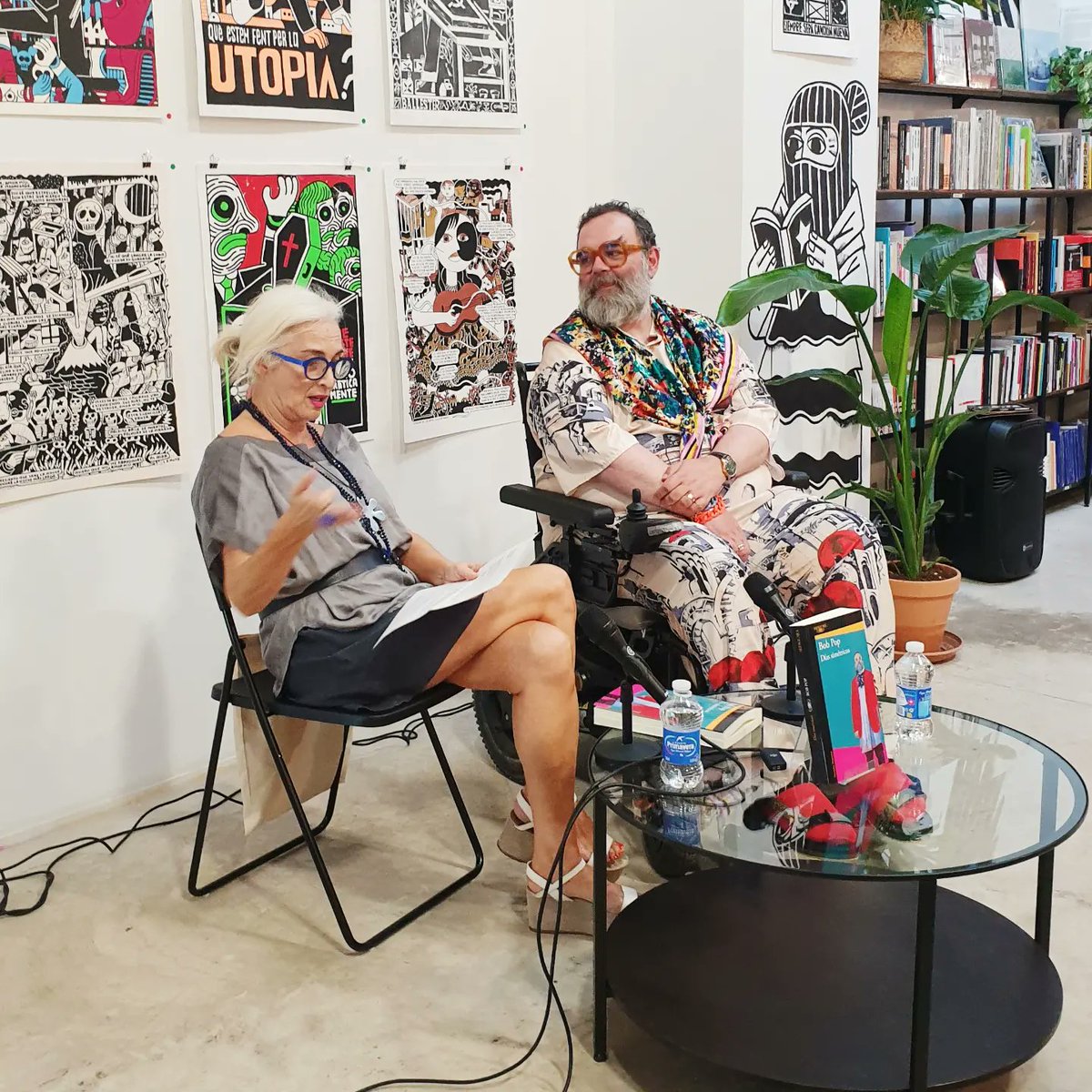 Bangaranglibros's tweet image. Qué maravilla de tarde hemos pasado escuchando a @BobPopVeTV en la presentación de su último libro "Días simétricos" junto a @mariolacubells . Gracias a todxs lxs que os habéis acercado, y a Bob y Mariola por su generosidad en una conversación tan honesta y divertida. ❤