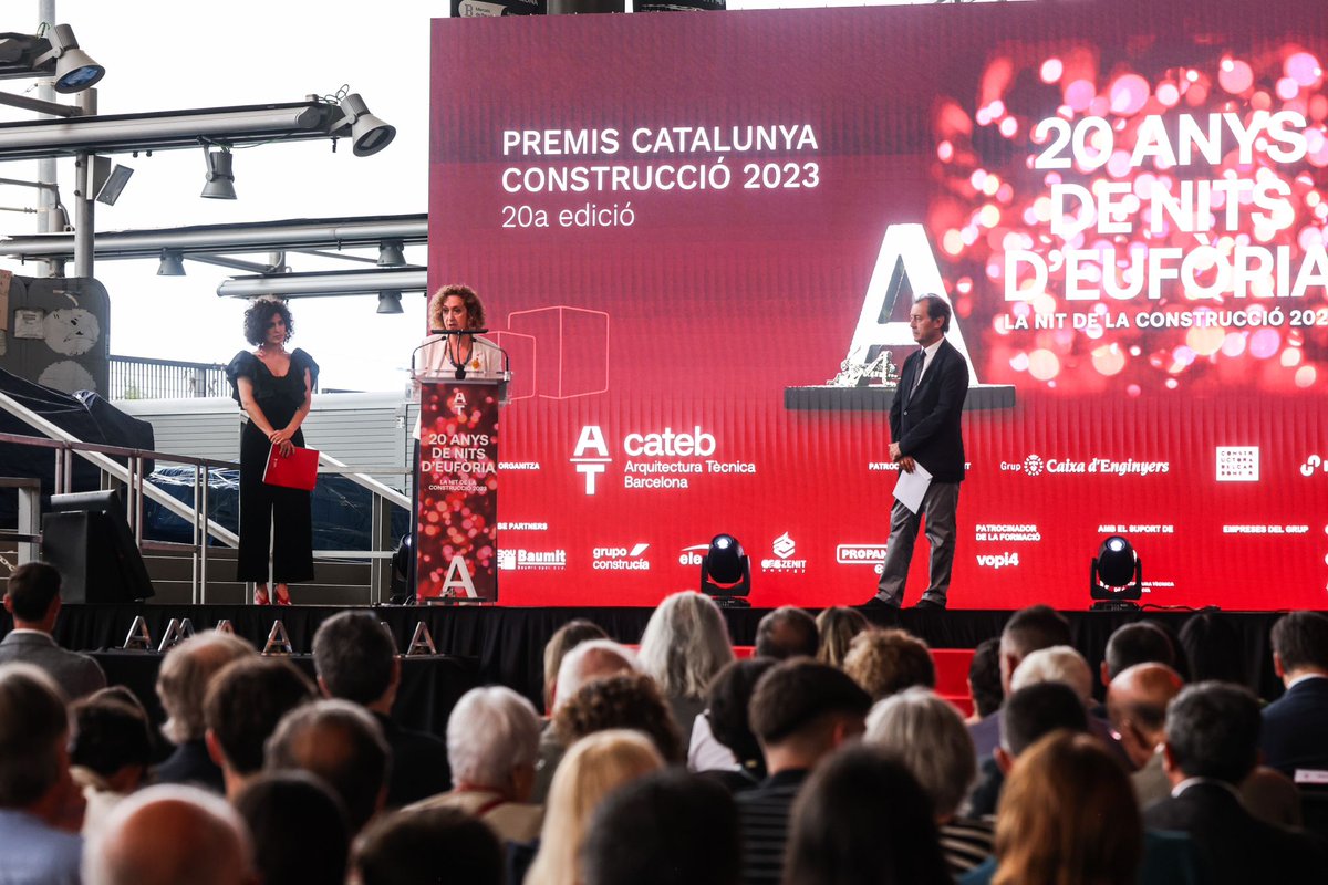 territoricat's tweet photo. Als Premis Catalunya #Construcció 2023, la consellera @estercapella lliura el Premi Especial a la Trajectòria Professional a l'aparellador i arquitecte @Jordi_Viola, per la seva lluita pel moviment cooperativista i la promoció de la cultura arquitectònica

@cateb_barcelona https://t.co/X3VEZ99HoI