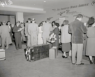 #PanAmericanWorldAirways ticket counter at #MiamiInternationalAirport in 1951. From Dec through March Pan Am carried over 119,000 passengers through MIA. #travel #miamitravel #miamitraveler #historicphoto #1950s #1950style
