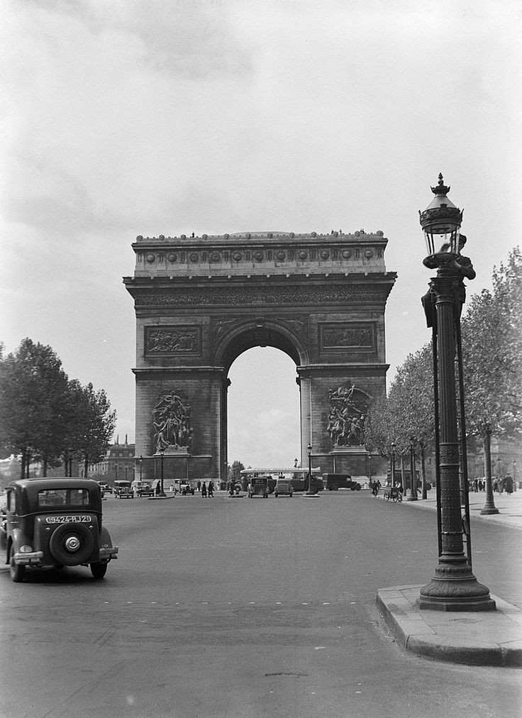 ParisAMDParis's tweet photo. L'Arc de Triomphe, les Champs-Élysées et le lampadaire. 
1935. Paris https://t.co/bw63h12Wzs