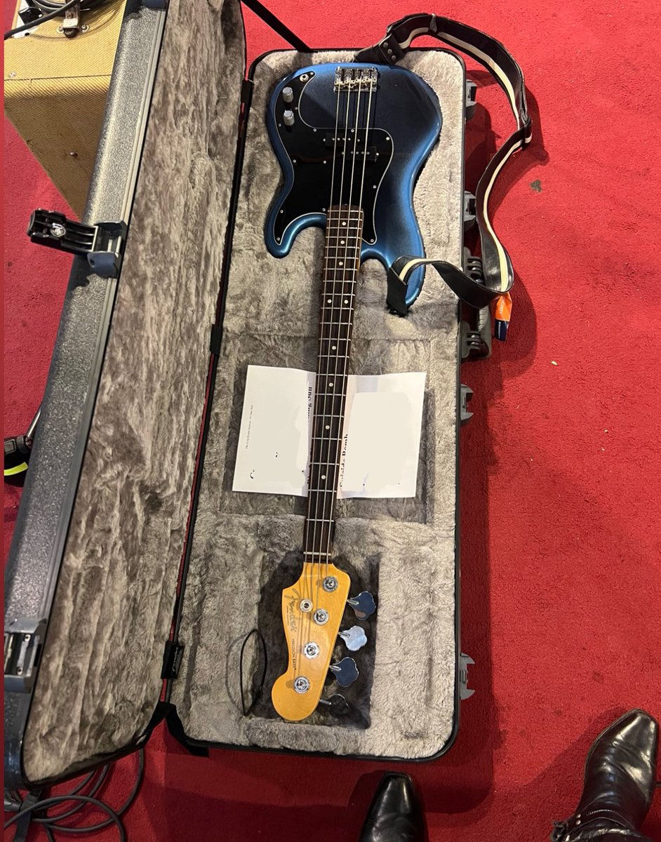 simonemarie4's tweet image. she’s all tuned up ready for tmro at #wasing #primalscream with @BJM_Band ⚡️